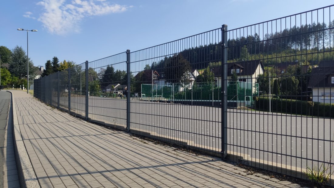 Schöner Stabgitterzaun und sicherer Stabmattenzaun als langlebige Doppelstabmattenzäune